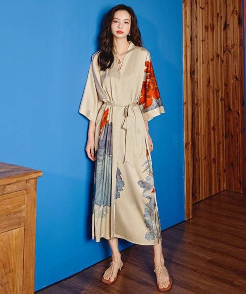 peignoir-kimono-japonais-long-en-satin-beige-a-motifs-floraux-rouges-pour-femmes-2.jpeg