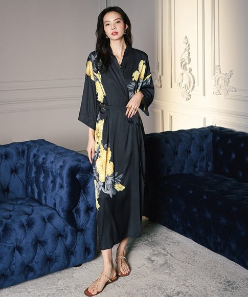 peignoir-kimono-japonais-long-en-satin-noir-a-motifs-floraux-jaunes-pour-femmes-2.jpeg