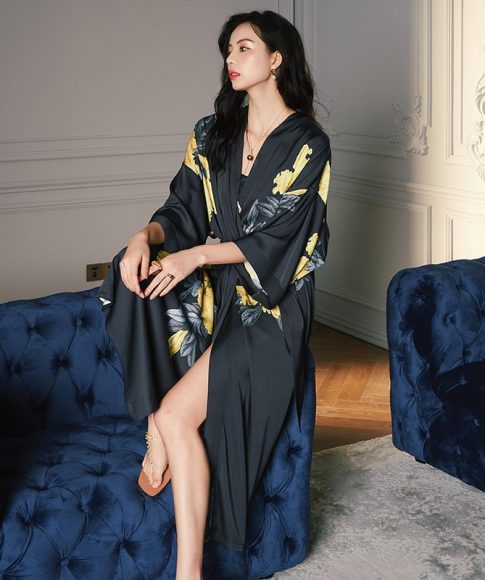 peignoir-kimono-japonais-long-en-satin-noir-a-motifs-floraux-jaunes-pour-femmes.jpeg