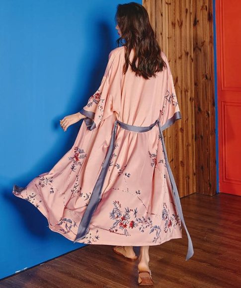 peignoir-kimono-japonais-long-en-satin-rose-a-motifs-floraux-rouges-pour-femmes.jpeg